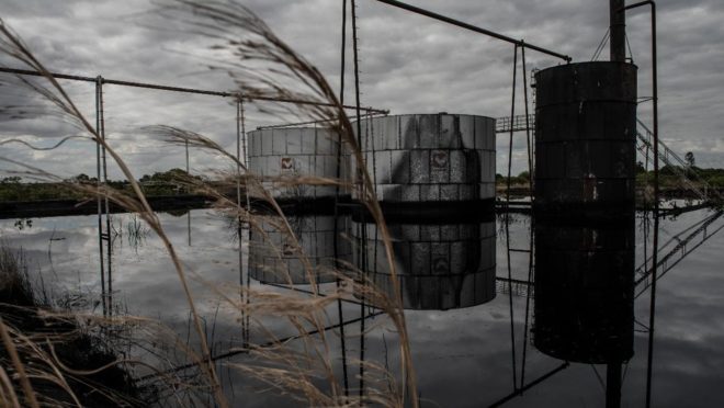 Tanques abandonados da petrolífera venezuelana PDVSA, em El Tigre, no Norte da Venezuela| Foto: New York Times