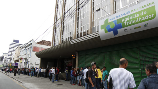 Centena de pessoas madrugaram na fila em frente a agência do trabalhador no centro de Curitiba. Foto: Aniele Nascimento / Arquivo / Gazeta do Povo