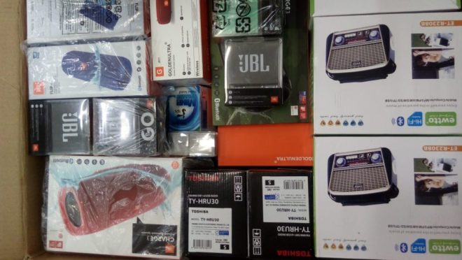 Produtos vendidos no bazar foram apreendidos em ações da Receita Federal e terão preços diferenciados; na foto, itens de outro leilão da Receita