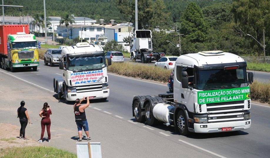 Caminhoneiros protestam em Curitiba contra ataques à tabela do frete no dia 30 de março. Foto: Felipe Rosa/Tribuna