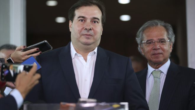 O presidente da Câmara dos Deputados, Rodrigo Maia, e o ministro da Economia, Paulo Guedes, após reunião