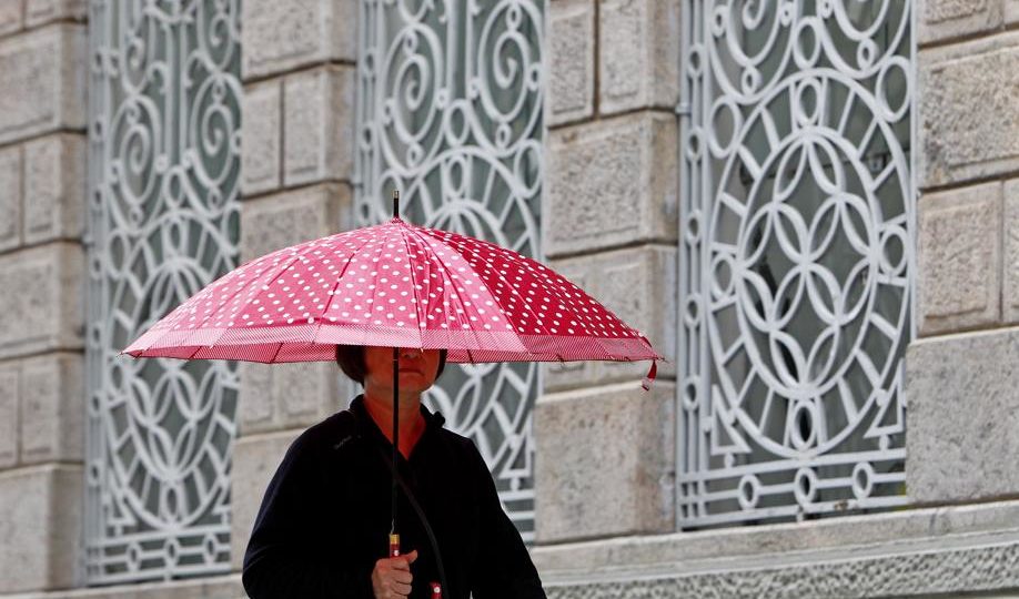 Pessoa com guarda-chuva em Curitiba