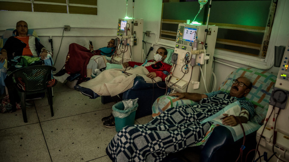 Nicolás Maduro enviou médicos de porta em porta para alertar os doentes e os idosos de que os serviços de saúde seriam interrompidos se ele não fosse reeleito | Foto: Meridith Kohut/The New York Times