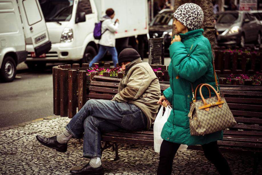 Pessoas com casaco no Centro de Curitiba