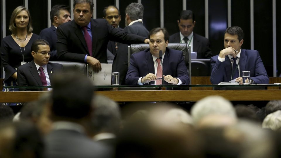 Maia avalia com Saúde se é preciso restringir acesso à Câmara por coronavírus Vista do plenário da Câmara dos Deputados. com Rodrigo Maia na mesa diretora. Foto: Wilson Dias/Agência Brasil.