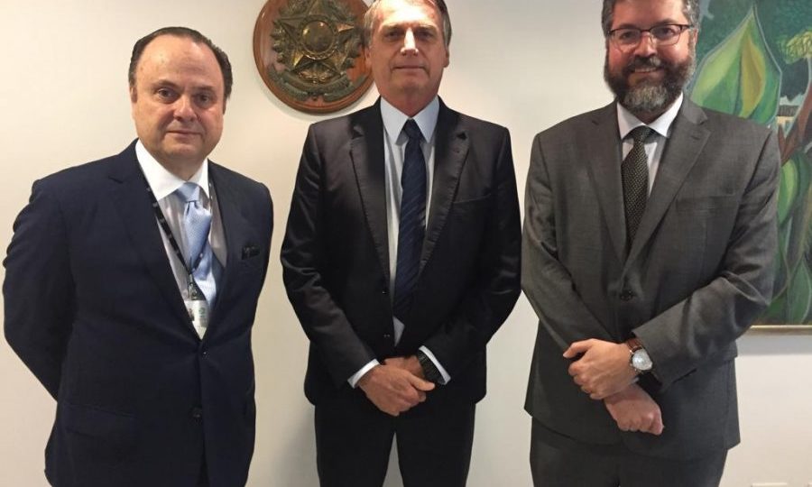 O diplomata Mário Vilalva, demitido nesta terça-feira da Apex, com o presidente Jair Bolsonaro e o ministro Ernesto Araújo