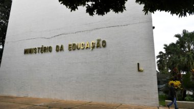 MEC deve criar canal de denúncias de atos partidários em escolas e universidades, diz MPF de Goiás Fachada do Ministério da Educação