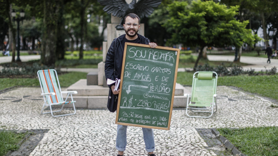 homem-quadro-cadeira-praça