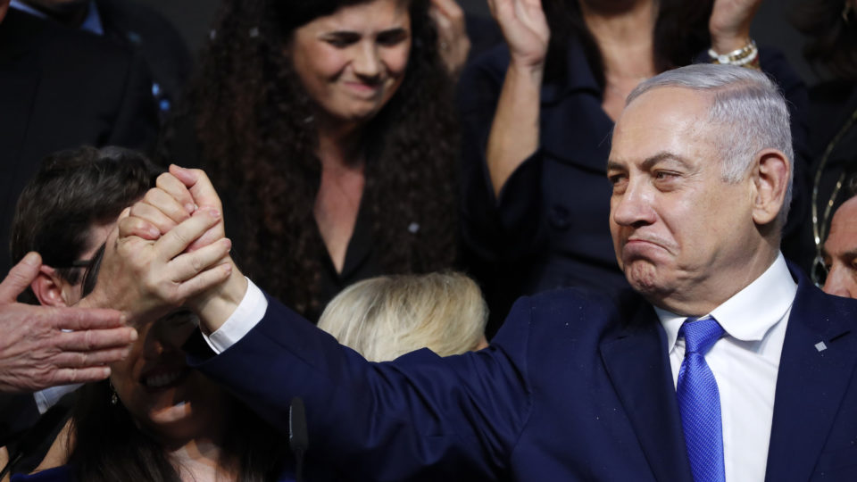 Primeiro-ministro israelense, Benjamin Netanyahu, se dirige a simpatizantes na sede do partido Likud na cidade israelense de Tel Aviv, na noite da eleição de 10 de abril de 2019 | Foto: Thomas COEX/AFP