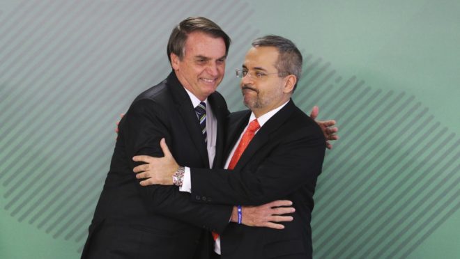 O presidente Jair Bolsonaro dá posse ao novo ministro da Educação, Abraham Weintraub, em cerimônia no Palácio do Planalto.