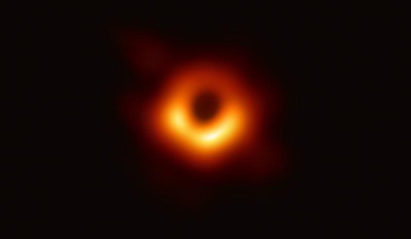 O retrato cósmico pertence ao buraco negro no centro de Messier 87, a maior galáxia que conhecemos, a cerca de 54 milhões de anos-luz de distância. (Imagem: Projeto Telescópio Event Horizon)