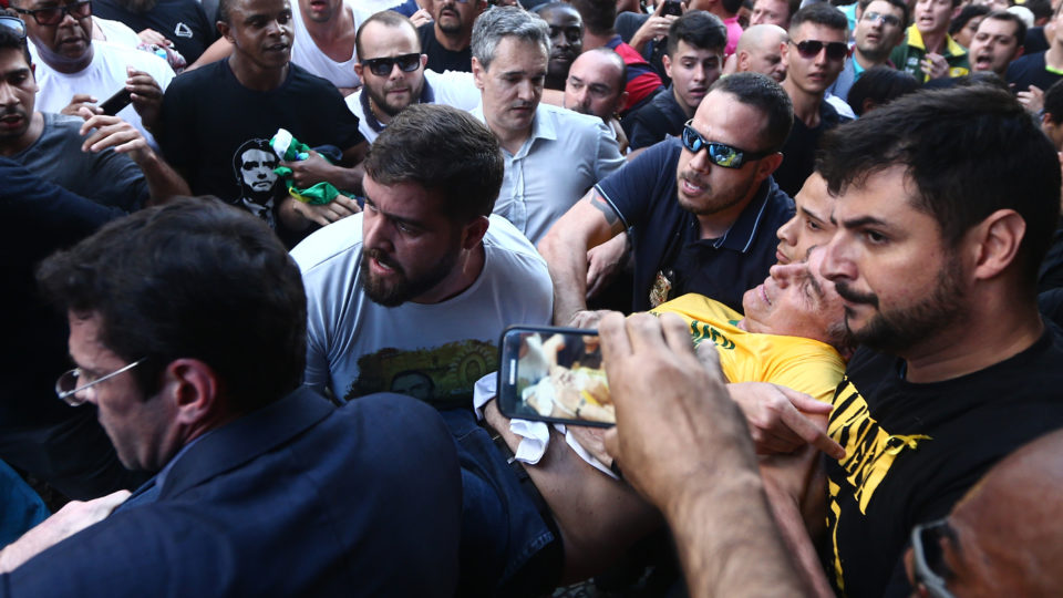 O então candidato à Presidência pelo PSL, Jair Bolsonaro (de camiseta amarela), foi esfaqueado durante ato de campanha em Juiz de Fora (MG). Foto: Fábio Motta/Estadão Conteúdo