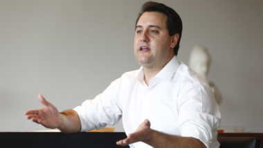 Ratinho Junior gesticula em entrevista
