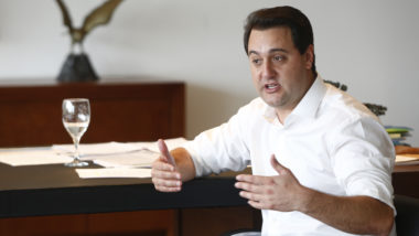 Ratinho Junior em entrevista no seu gabinete