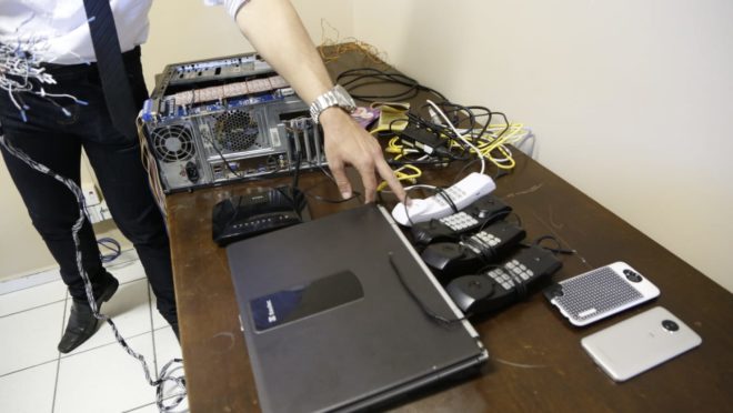 Dupla usava software para interceptar linhas
