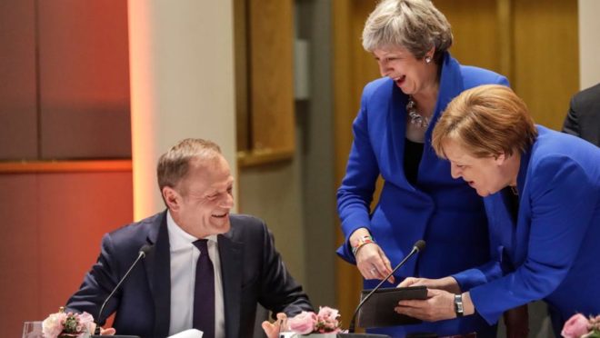 O presidente do Conselho Europeu, Donald Tusk; a primeira-ministra britânica, Theresa May; e a chanceler alemã, Angela Merkel antes da reunião do Conselho no Parlamento Europeu em Bruxelas, 10 de abril. Foto: Olivier Hoslet / POOL / AFP