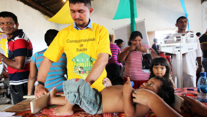 Técnico de enfermagem de Manaus atende criança cuja mãe recebe benefício do Bolsa Família.