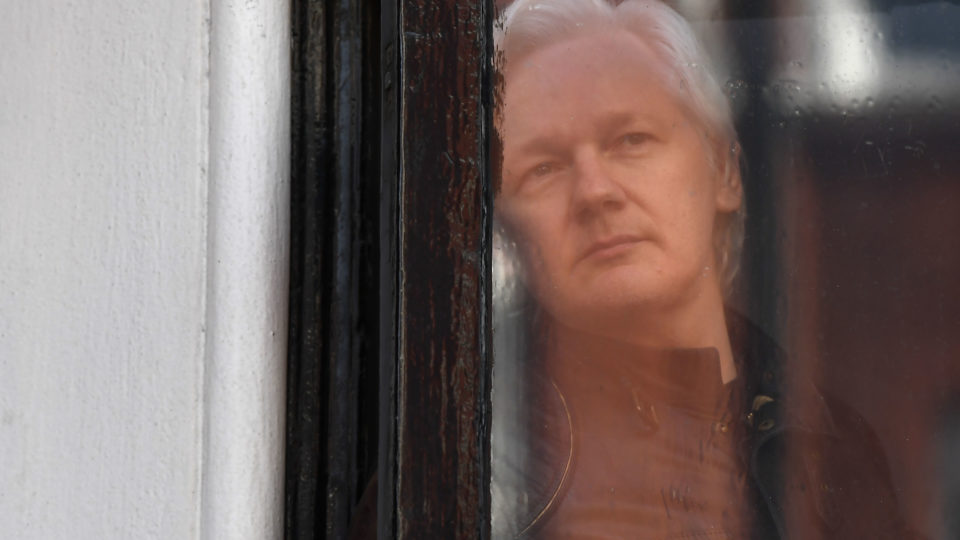 Julian Assange, na Embaixada do Equador em Londres | Foto: Justin TALLIS/AFP