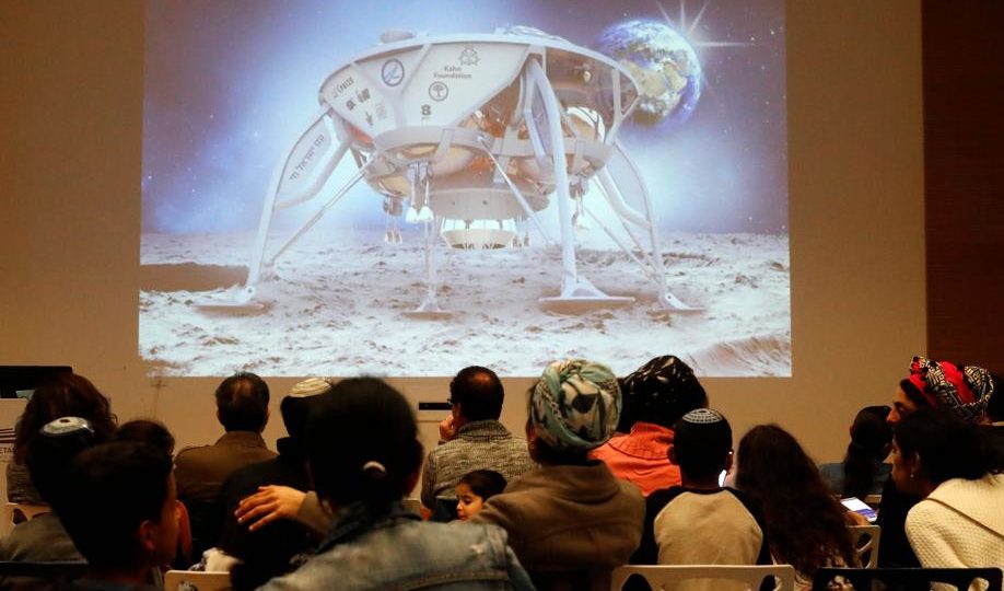 Pessoas assistem a um vídeo com explicações sobre o pouso da sonda lunar israelense, Beresheet, em um planetário na cidade de Netaya, 11 de abril, antes da queda da nave.