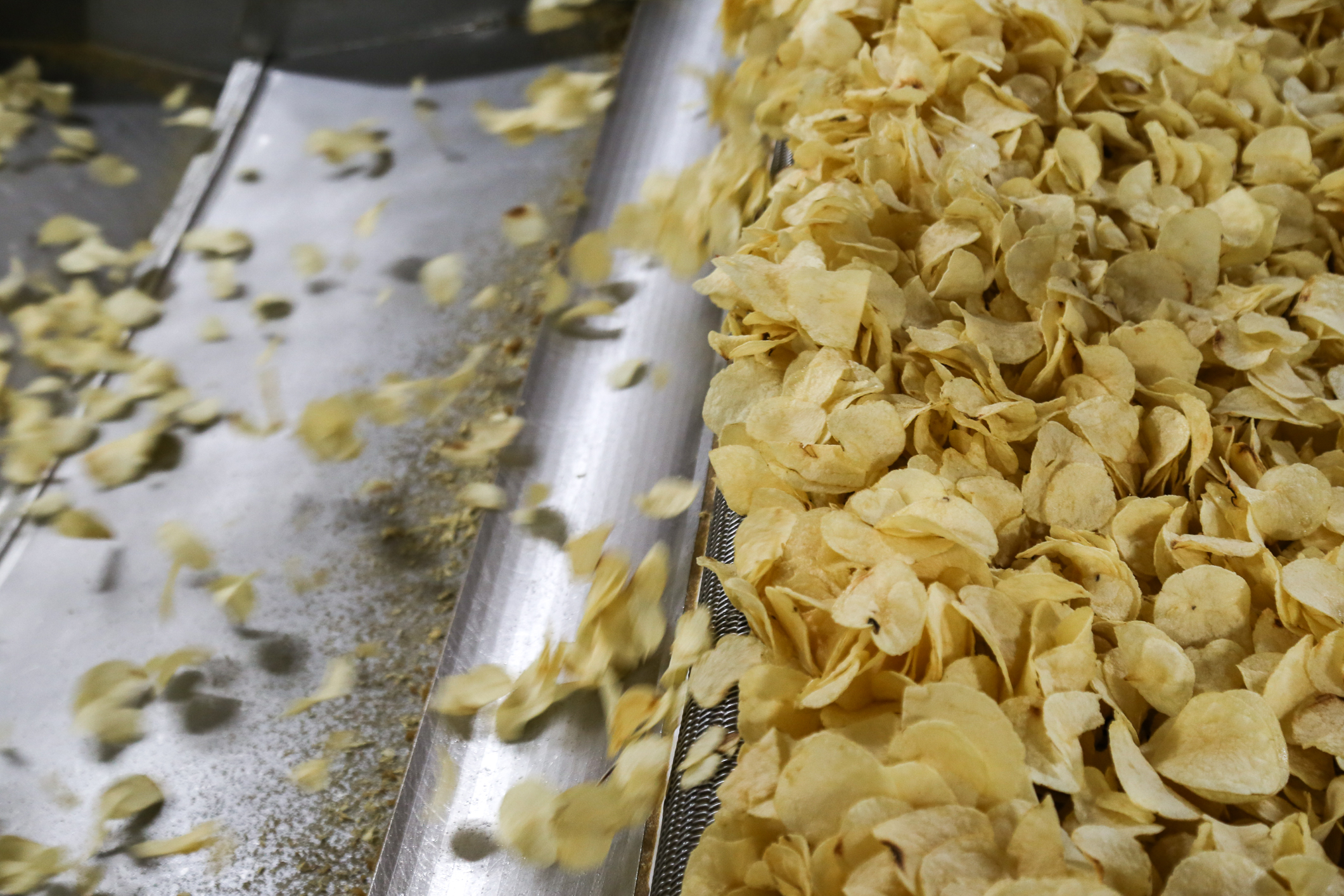 Na planta fabril da Pepsico em Curitiba, a batata trazida direto do campo passa por processos de lavagem, descascamento, corte e fritura (foto). Durante as etapas, passa por diversos controles de qualidade. | Rogério Machado/Divulgação