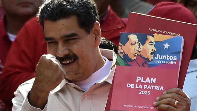 Sob o regime Maduro, desemprego acelerou a níveis não vistos desde o fim da guerra da Bósnia | Foto: Federico Parra/AFP