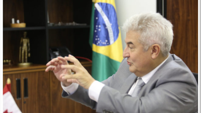 O ministro Marcos Pontes em seu gabinete.