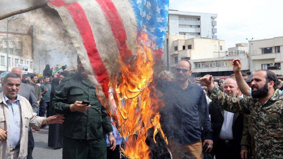 Iranianos queimam uma bandeira dos EUA durante protesto em Teerã, 12 de abril de 2019