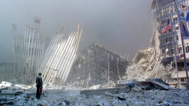 Escombros do atentado de 11 de setembro, em Nova York, após o colapso da primeira Torre do World Trade Center | Foto: DOUG KANTER/AFP