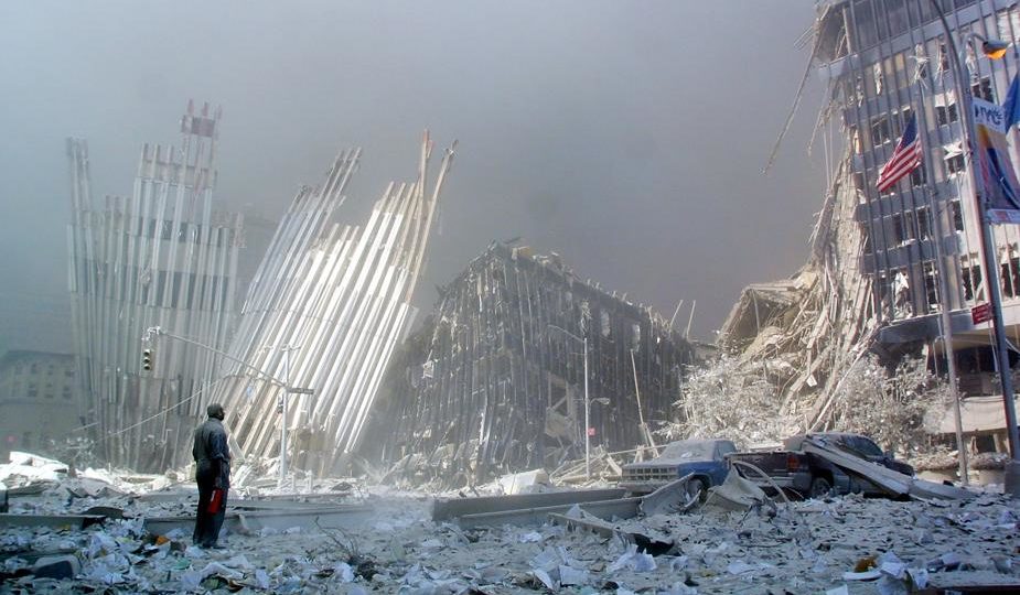 Os grupos terroristas que atuam no mundo, de acordo com os EUA Escombros do atentado de 11 de setembro, em Nova York, após o colapso da primeira Torre do World Trade Center | Foto: DOUG KANTER/AFP