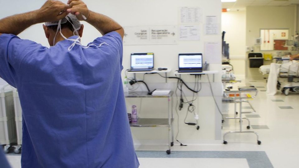 MEC deve autorizar faculdades particulares a revalidar diplomas médicos medico