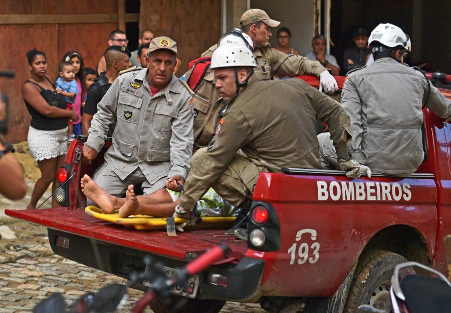 Caminhão de bombeiros carrega uma pessoa ferida depois que dois prédios desabaram em Muzema, Rio de Janeiro, Brasil, em 12 de abril de 2019. (Foto de CARL DE SOUZA / AFP)