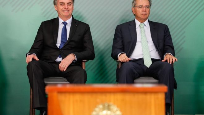 Bolsonaro e o ministro da Economia, Paulo Guedes: ajuste fiscal iniciado em 2016 e aprofundado no atual governo finalmente começa a dar frutos.