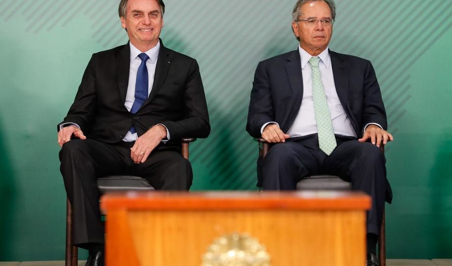 Bolsonaro e o ministro da Economia, Paulo Guedes: ajuste fiscal iniciado em 2016 e aprofundado no atual governo finalmente começa a dar frutos.