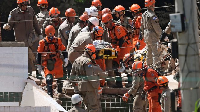 Bombeiros trabalham no resgate de vítimas do desabamento de prédios em Muzema, na zona oeste do Rio