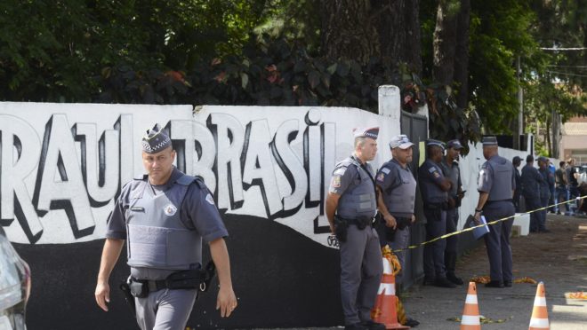 Policiais guardam a entrada da Escola Raul Brasil após um atentado que deixou 10 mortos