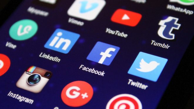 Redes sociais ficaram fora do ar neste domingo.
