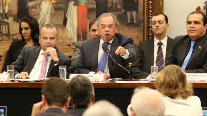 Em sessão que terminou em confusão na CCJ, o ministro da Economia, Paulo Guedes, quase não contou com o auxílio da base aliada. E bateu boca com a oposição ao ser chamado de "tchutchuca". (Foto: Fabio Rodrigues Pozzebom/ABr)