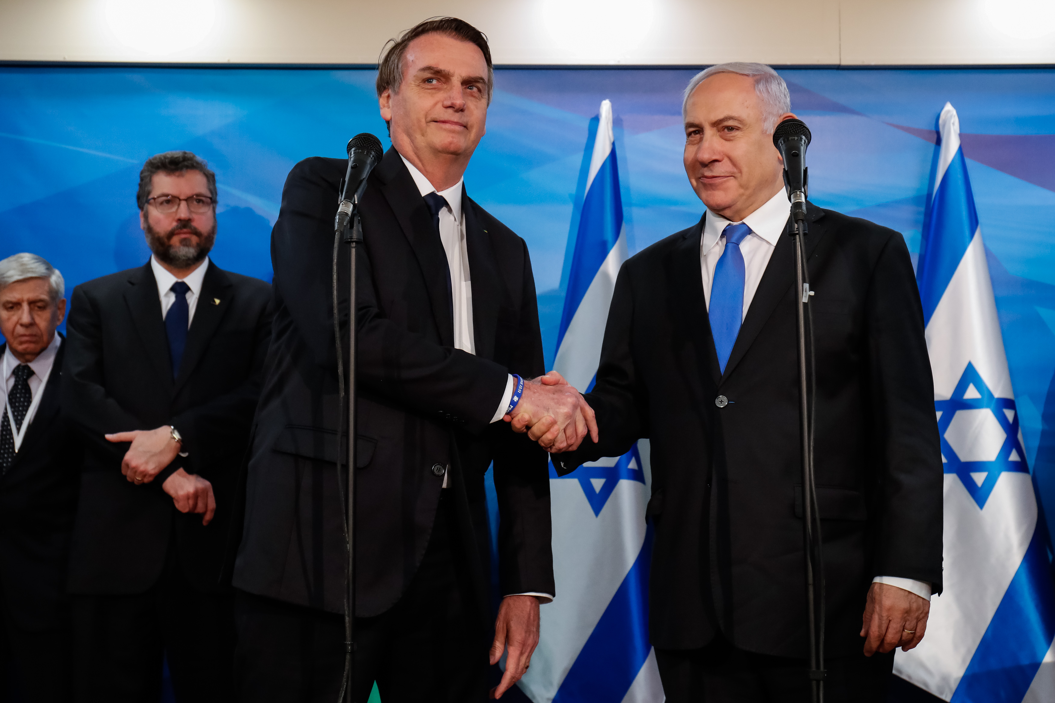 Jair Bolsonaro e Benjamin Netanyahu apertam as mãos durante uma assinatura de acordos entre Brasil e Israel