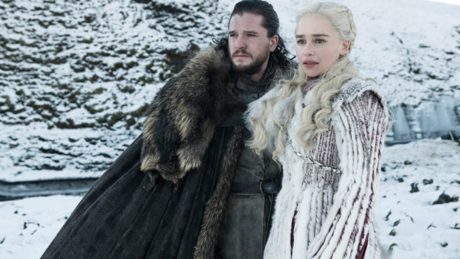 Kit Harington, à esquerda, como Jon Snow e Emilia Clarke como Daenerys Targaryen na 8ª temporada de "Game of Thrones". (Imagem: Helen Sloane, HBO)