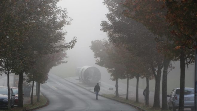A manhã começou com muita neblina em Curitiba (Foto: Atila Alberti/Tribuna do Paraná)