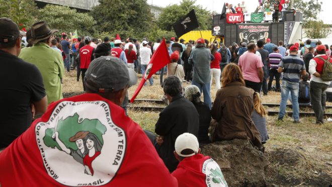 Integrantes do MST acampados em terreno da Rodoferroviária de Curitiba em maio de 2017, por ocasião de depoimento do ex-presidente Lula ao juiz federal Sergio Moro.