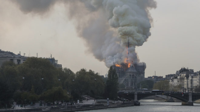 A fumaça sobe enquanto as chamas sobem durante um incêndio na Catedral de Notre-Dame, no centro de Paris, em 15 de abril de 2019 | Foto: FRANCOIS GUILLOT / AFP