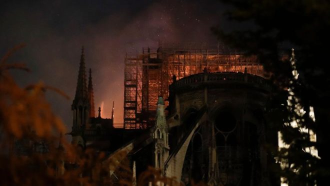 Chamas consomem o teto da Catedral de Notre Dame, em Paris, em 15 de abril. Foto: Geoffroy VAN DER HASSELT / AFP