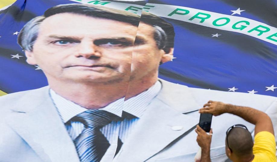 Bandeira com a imagem do presidente Jair Bolsonaro. Foto: Patricia Monteiro/Bloomberg