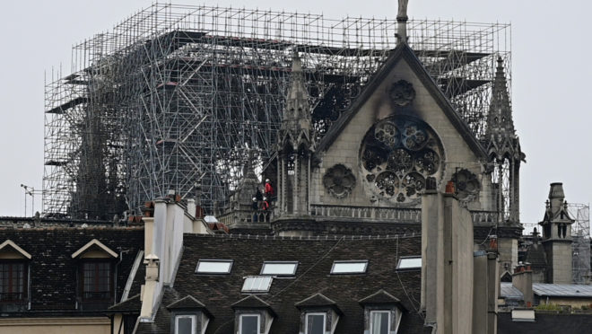 Catedral de Notre-Dame um dia após o incêndio que a destruiu parcialmente | Foto: Lionel BONAVENTURE / AFP