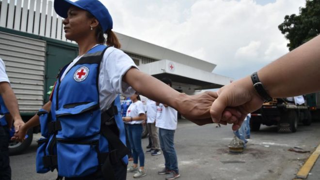 Membros da Cruz Vermelha na Venezuela recebem o primeiro carregamento de ajuda humanitária para a Venezuela na sede da organização em Caracas, 16 de abril. Foto: Yuri Cortez / AFP