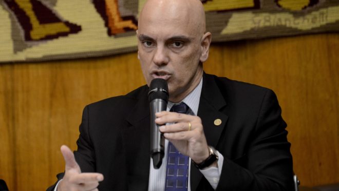 O ministro do STF Alexandre de Moraes se negou a arquivar inquérito de fake news, em decisão contrária à de Raquel Dodge, da PGR.
