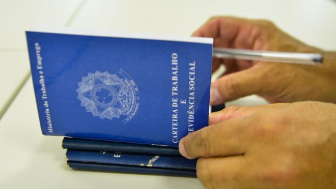 Foto de uma carteira de trabalho.