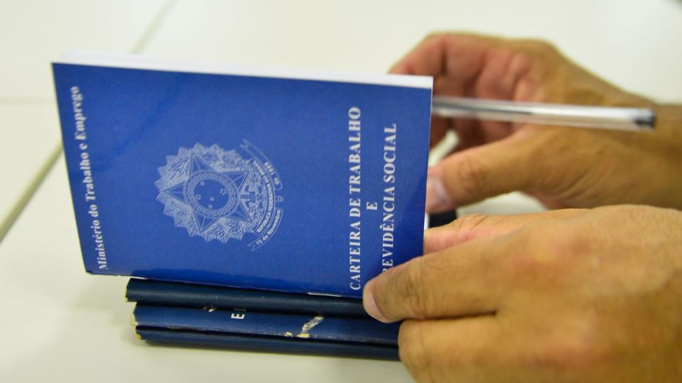 Governo pode mexer na multa de 40% do FGTS. Mas terá de prever outra indenização Foto de uma carteira de trabalho.