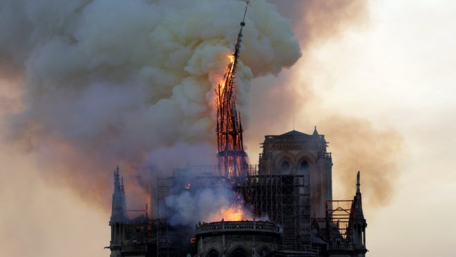 Foto do incêndio na catedral de Notre-Dame de Paris.